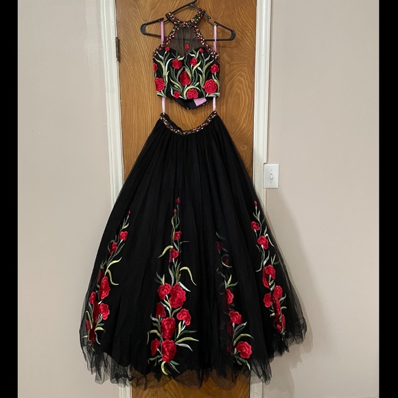 Black Floral Ball Gown Size 4 - Picture 2 of 15